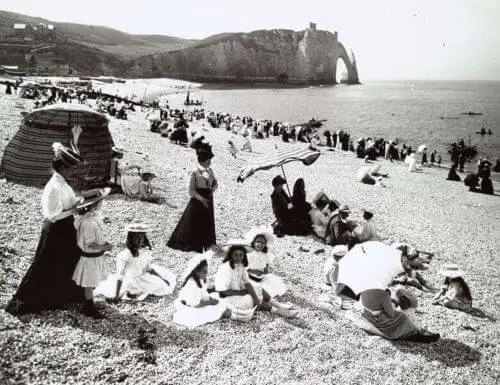 La plage à Etretat v 1910