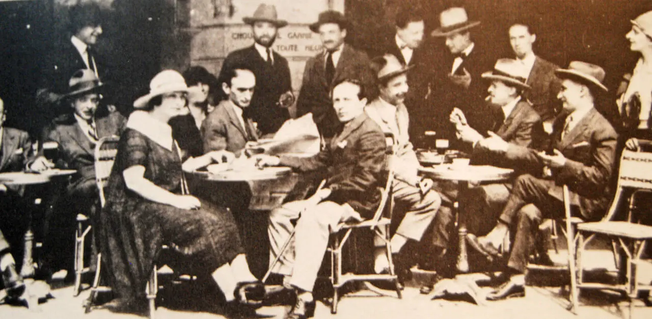 Léopold Zborowski and a group of friends on the Rotonde terrace (c. 1924)