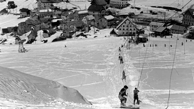 Le premier téléski, inauguré en 1936. (Photo de l'Alpe d'Huez en 1947)