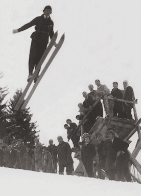 Photographe anonyme. Saut à ski dans les années 1900.